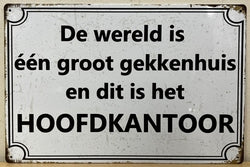 De Wereld Is Een Groot Gekkenhuis En Dit Is Het Hoofdkantoor - Emaillebord
