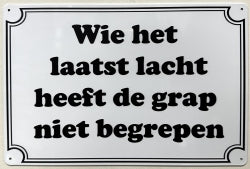 Wie Het Laatst Lacht - Emaillebord